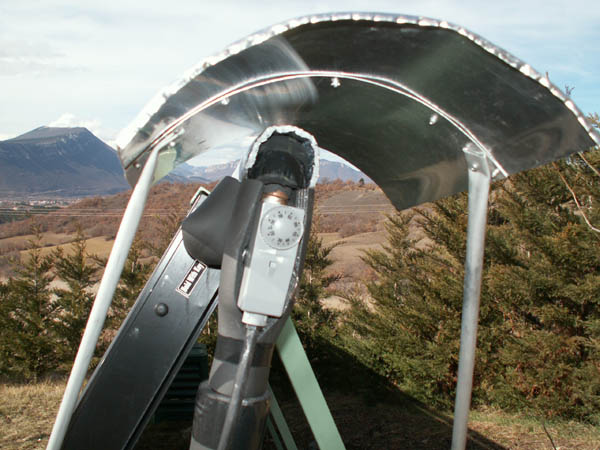 vue de coté des capteurs solaires inclinés à 60° et orienté 180°